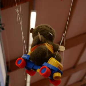 doudou de marmotte dans une chaussure de roller à quatre roues